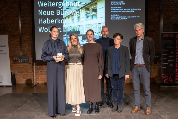 Weitergebaut – Neue Bürowelt Haberkorn, Wolfurt, Vorarlberg

Bauherr:in: Haberkorn GmbH – Vorstand Wolfgang Baur, Projektleiterin Andrea Sutterlüty
Architektur: NONA Architektinnen – Anja Innauer und Nora Heinzle