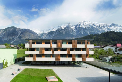 Mils (T);
Dorfkernrevitalisierung Mils;
Bauherr_in: Gemeindebetriebe Mils GmbH;
Architektur: DIN A4 Architektur ZT GmbH, Innsbruck;
Freiraumplanung: Hollaus Außenanlagen und Bau GmbH, Innsbruck