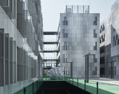 Steiermark:
Med Campus Graz - Hauptbaukörper Modul 1
Bauherr_in: Bundesimmobiliengesellschaft m.b.H.
Architektur: Riegler Riewe Architekten ZT-Ges.m.b.H.
Freiraumplanung: LAND IN SICHT - Büro für Landschaftsplanung