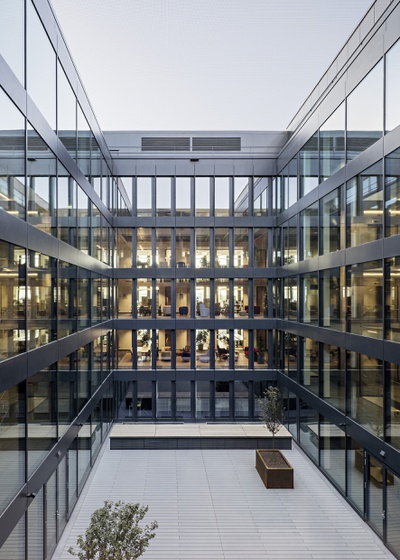 Wien:
QBC4 Quartier Belvedere Central
Bauherr_in: UBM Development Österreich GmbH / BDO, QBC4
Architektur: Jabornegg & Pálffy
Freiraumplanung: Kräftner Landschaftsarchitektur