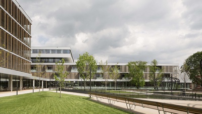 Pflegewohnhaus Baumgarten – Bauherrschaft: Stadt Wien vertreten durch den Krankenanstaltenverbund (KAV), Teilunternehmung 4, Dir. Hannes Bubich; Architektur: Arch. Walter Ifsits, Ganahl-Ifsits-Architekten; Freiraum: Rajek Barosch Landschaftsarchitektur