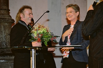 Martin Kohlbauer (Vorstand ZV Wien, NÖ, Bgld.) dankt Bundesministerin Claudia Schmied